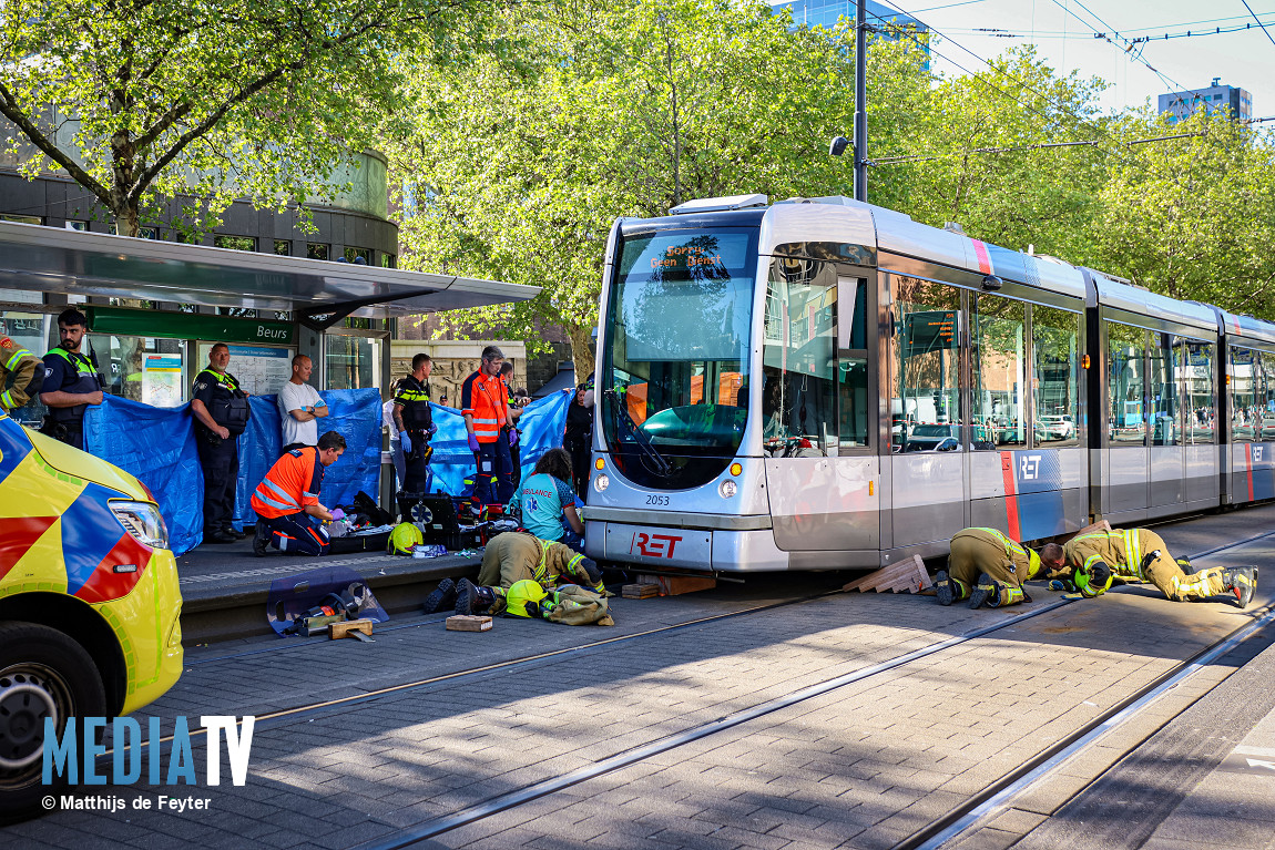 Vrouw (80) bekneld tussen tram en perron op Coolsingel in Rotterdam