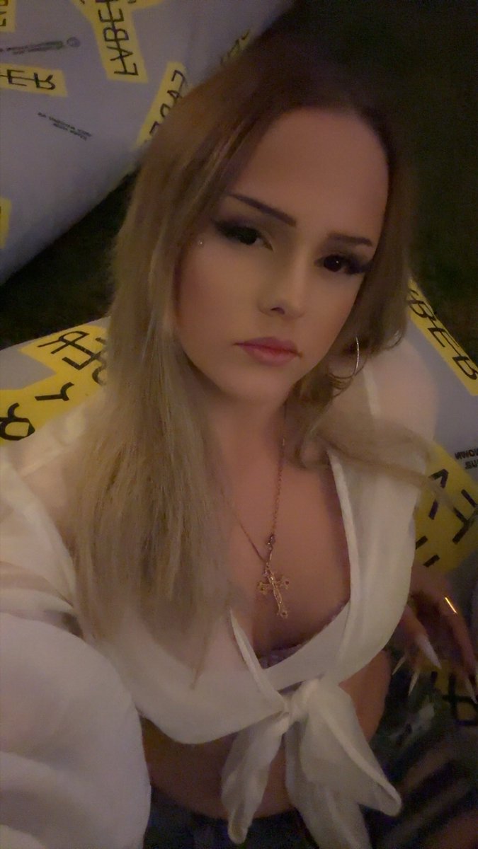 Herrin_Irisi's tweet image. Du bleibst zu Hause und hältst deinen Schwanz im Käfig, während ich feiern gehe. Dein Geld fließt in meine drink natürlich😈💦

#findom #geldherrin #moneydom #finsub #femdom