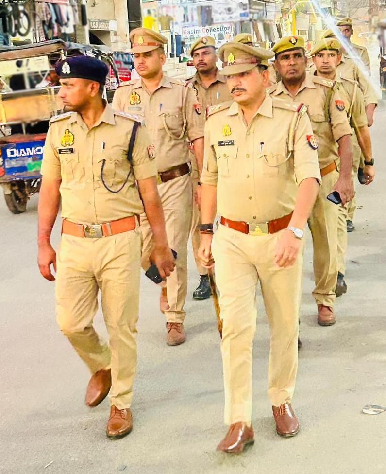 9090press's tweet image. #SSP @moradabadpolice @satpal_IPSके निर्देशन मे #CO हाईवे द्वारा पुलिस बल के साथ अपराध नियंत्रण,कानून एवं शान्ति व्यवस्था तथा जनमानस मे सुरक्षा की भावना जागृत करने के दृष्टिगत थाना पाकबड़ा क्षेत्रा0भीड़-भाड़ वाले स्थान पर पैदल गस्त एवं संदिग्ध वाहनो/व्यक्तियो को चेक किया@Uppolice