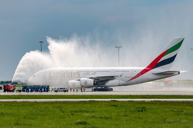 georgibidenko's tweet photo. Přesně před 10 lety na @PragueAirport přiletěl legendární český kapitán David F. Hecl poprvé s @emirates Airbusem A380-800 na pravidelné lince Dubaj - Praha. Od té doby jsem tento úžasný stroj fotil nesčetněkrát a měl tu radost s ním několikrát letět, ale na to první setkání nezapomenu.