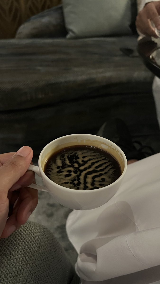 _mk33k's tweet photo. انـت حـبك يالغـضي كنه قهـوه
     مرةٍ ما عـافها شرّابـها https://t.co/VohEKKQIxc
