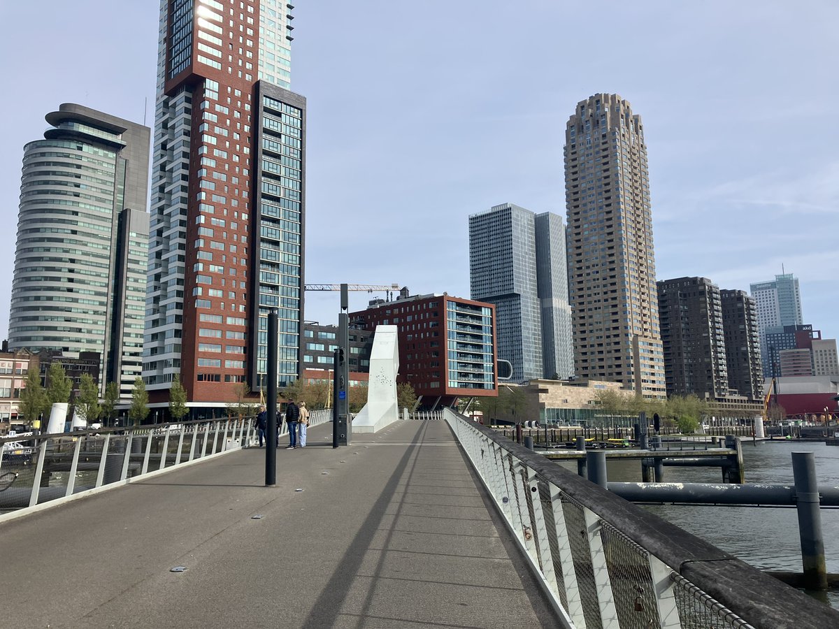 Jossedevoogd's tweet photo. Vanavond #Aangehaakt - #StandvanNL in Rotterdam. Met @SamHagens van @WNLVandaag wandel ik op en neer tussen Noord en Zuid. Over pieken en dalen, trespaplaten en veryupping, hoerenlopen &amp; gedomesticeerde boomspiegels, brandgrens &amp; bloemkoolwijk, chique sociëteiten &amp; armoede. https://t.co/Q6tyYKFFxM
