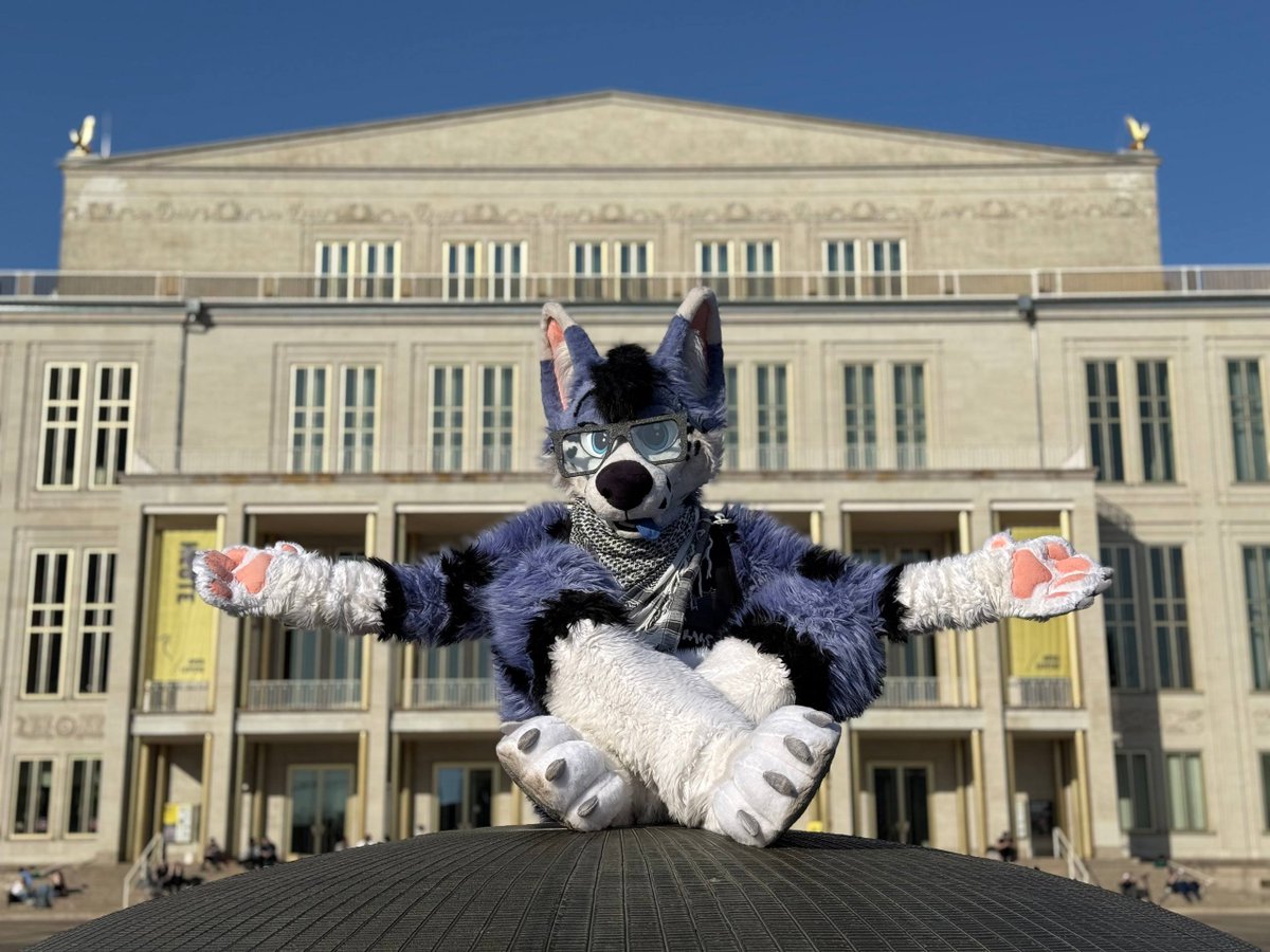 AlexWuffky's tweet photo. Gotta balance all the #FursuitFriday here by myself! https://t.co/WkvDPM0pQr