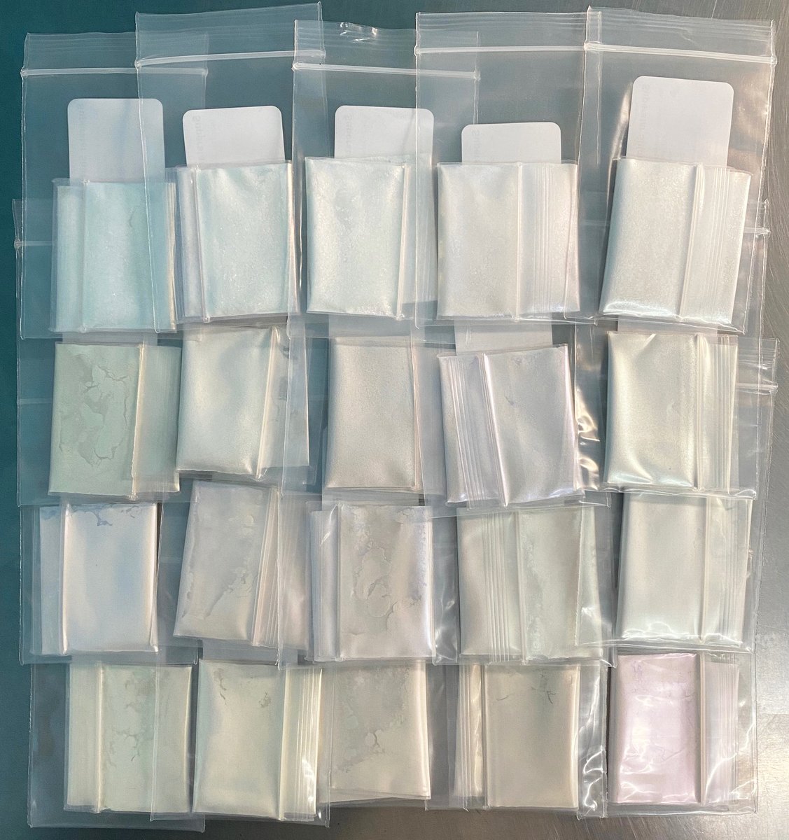 JustPigmentsAZ's tweet image. Our 20 Interference Colors Sample Pack features TWENTY of our most popular Interference pigments! It's a great way to begin experimenting with these wonderful pigments!

Link ▶️ justpigments.com/products/sampl…

#pigments #makers
