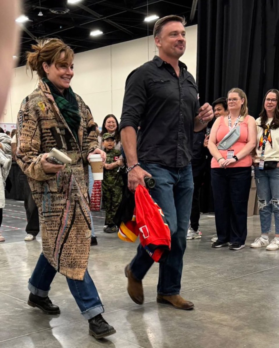 superblurman's tweet photo. Tom Welling &amp; Erica Durance https://t.co/uVS1A9VM81