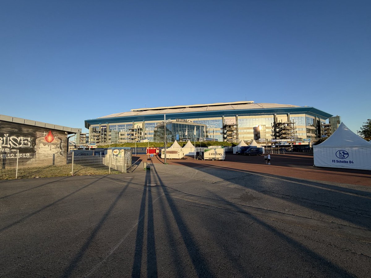 claussimoto's tweet photo. Die Ruhe vor dem Sturm #s04 #veltinsarena https://t.co/LNYhaPMw9o