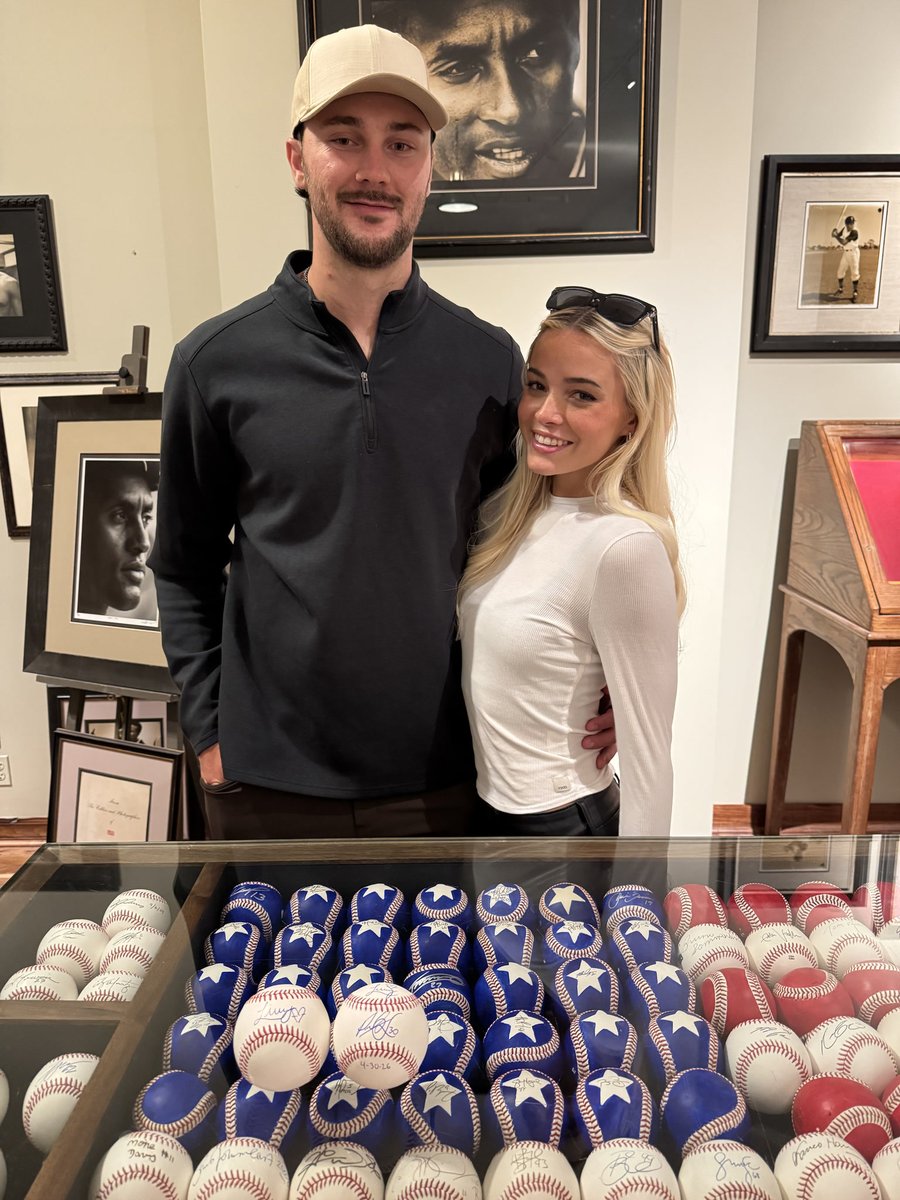 ClementeMuseum's tweet image. Look who stopped by and signed baseballs for our flag! Thank you to @livvydunne and @paulskenes  Come see Livvy's baseball right next to Olympic Gold Medalist @shawnjohnson. Two new members of Team 21! 
#clementemuseum #pittsburgh #pirates #paulskenes #livvydunne