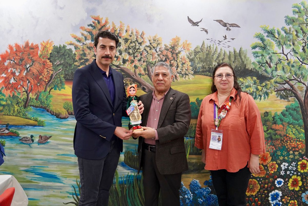 bekir_oztekin's tweet photo. 📍Oğuzeli 

6. ULUSLARARASI EZOGELİN YÖRESEL BEBEK ÇALIŞTAYI

Kültürümüzü yaşatan, geçmiş ile geleceği buluşturan önemli bir organizasyona daha ev sahipliği yapmanın gururunu yaşıyoruz.

6. Uluslararası Ezogelin Yöresel Bebek Çalıştayı’nda;
Macaristan, Özbekistan, Ukrayna ve Gürcistan başta olmak üzere uluslararası katılımcılarımızla birlikte;
Sivas, Bartın, Kars, Konya (Akşehir), Çanakkale, İstanbul, İzmir ve Isparta’dan gelen kıymetli misafirlerimizi ilçemizde ağırlıyoruz.

Her bir motifte bir hikâye, her bir eserde bir kültür taşıyan bu anlamlı buluşma; birlik, dayanışma ve kültürel mirasın yaşatılması adına büyük bir değer taşımaktadır.

Çalıştay kapsamında misafirlerimizi Dokuzyol Ezogelin Kültür Evi ve Deliklitepe Ezogelin Barak Kültür Evi Teras Kafe’de ağırlayarak kendilerine hediyelerini takdim ettik.

Oğuzeli’mizi sadece bugün için değil, kültürüyle geleceğe taşıyan bir şehir olarak inşa etmeye devam ediyoruz.

Katılım sağlayan tüm misafirlerimize teşekkür ediyor, çalıştayımızın hayırlı olmasını diliyorum.