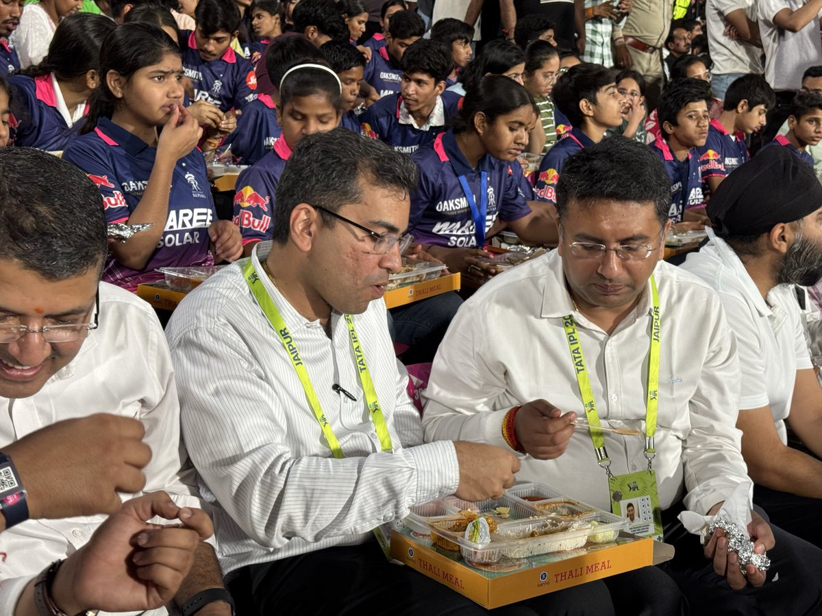 आज जयपुर के SMS स्टेडियम में IPL के रोमांच के बीच एक ऐसी तस्वीर सामने आई जो सबको प्रभावित कर गई….

राजस्थान रॉयल्स और दिल्ली कैपिटल्स के बीच मैच चल रहा था, स्टैंड्स में तालियां गूंज रही थीं, रोशनी चमक रही थी। लेकिन उस भीड़ में दो चेहरे ऐसे थे जो सबसे अलग दिख रहे थे वो थे सीनियर
