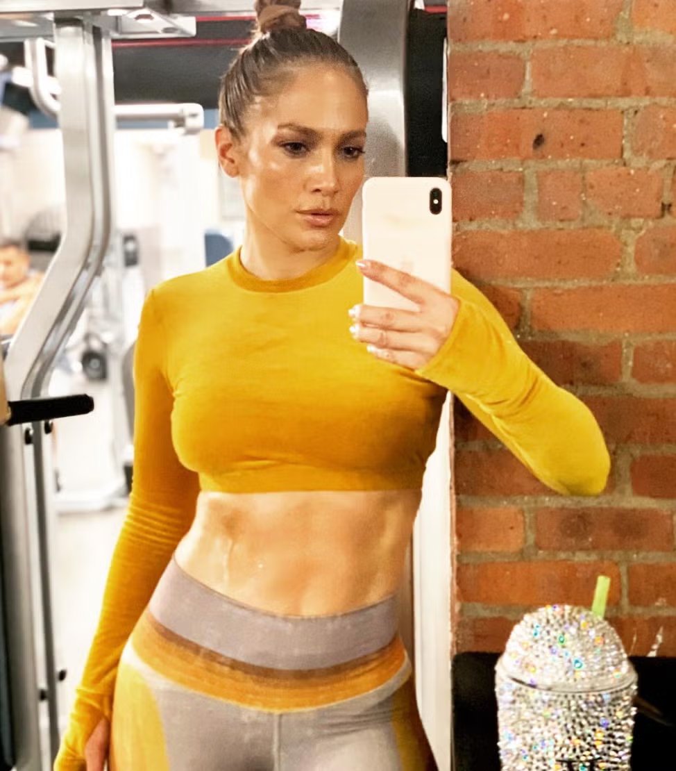 SammyRArmstrong's tweet photo. Jennifer Lopez is 56 years old.

She did a 20-stop European tour at 55 and is now mid-Vegas residency. She trains 4 to 5 days a week.

Her physique at 56 has become its own headline.

7 longevity principles behind it: https://t.co/lFL9Wqe6IC