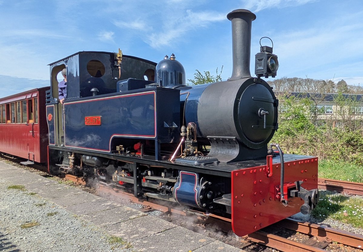 WelshHighRly's tweet image. #narrowgauge steam trains are running at the Welsh Highland Heritage Railway in #Porthmadog 

YOU can take the controls of Gelert on Saturday 9th May 2026 for only £55

Drop us an email at bookings@whr.co.uk if you're interested. 🏴󠁧󠁢󠁷󠁬󠁳󠁿👍

whr.co.uk/stock/steam/ge…

@NWalesSocial
