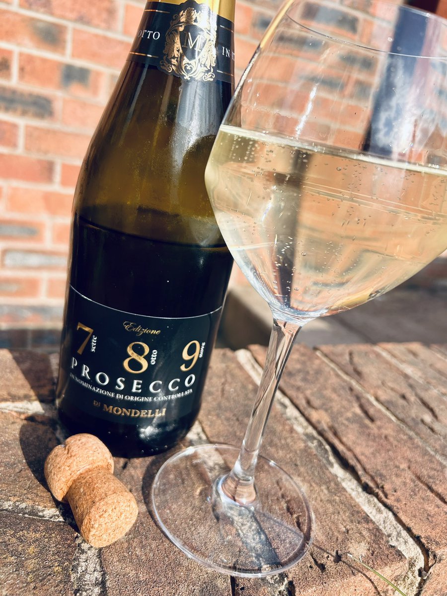HellingtonBoots's tweet photo. Happy #FizzyFriday 🥳
I’ve popped and poured 🍾
Cheers my dears 🥂
🍑s 🆙
Here’s to anyone celebrating a special day. 🤍 https://t.co/BggaKTvTfi