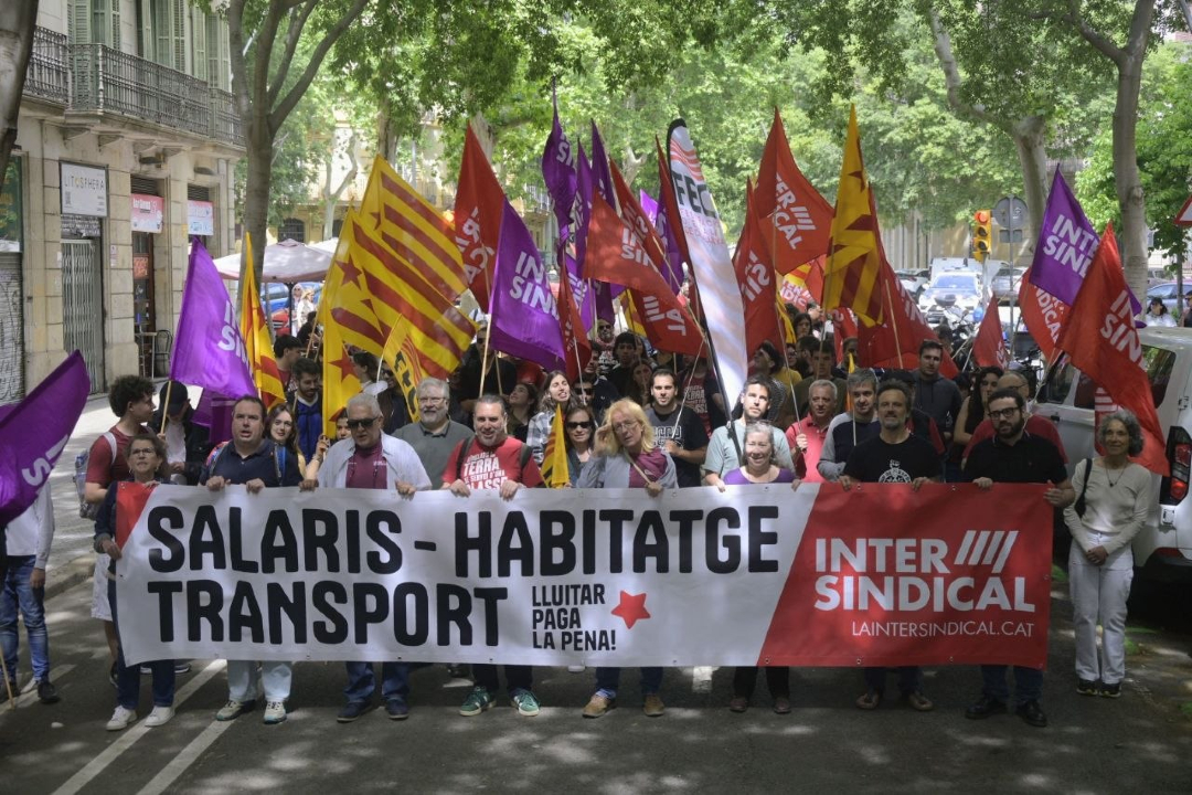 LaIntersindical's tweet photo. 🧑‍🍳En aquest país hi ha gent que treballa i no arriba a final de mes.

👷Treballar ja no garanteix una vida digna perquè el sistema econòmic i el model prodictiu no estan a favor de la majoria.

✊🏽 Foto resum de la manifestació pels salaris, l’habitatge i el transport que hem fet a Barcelona.