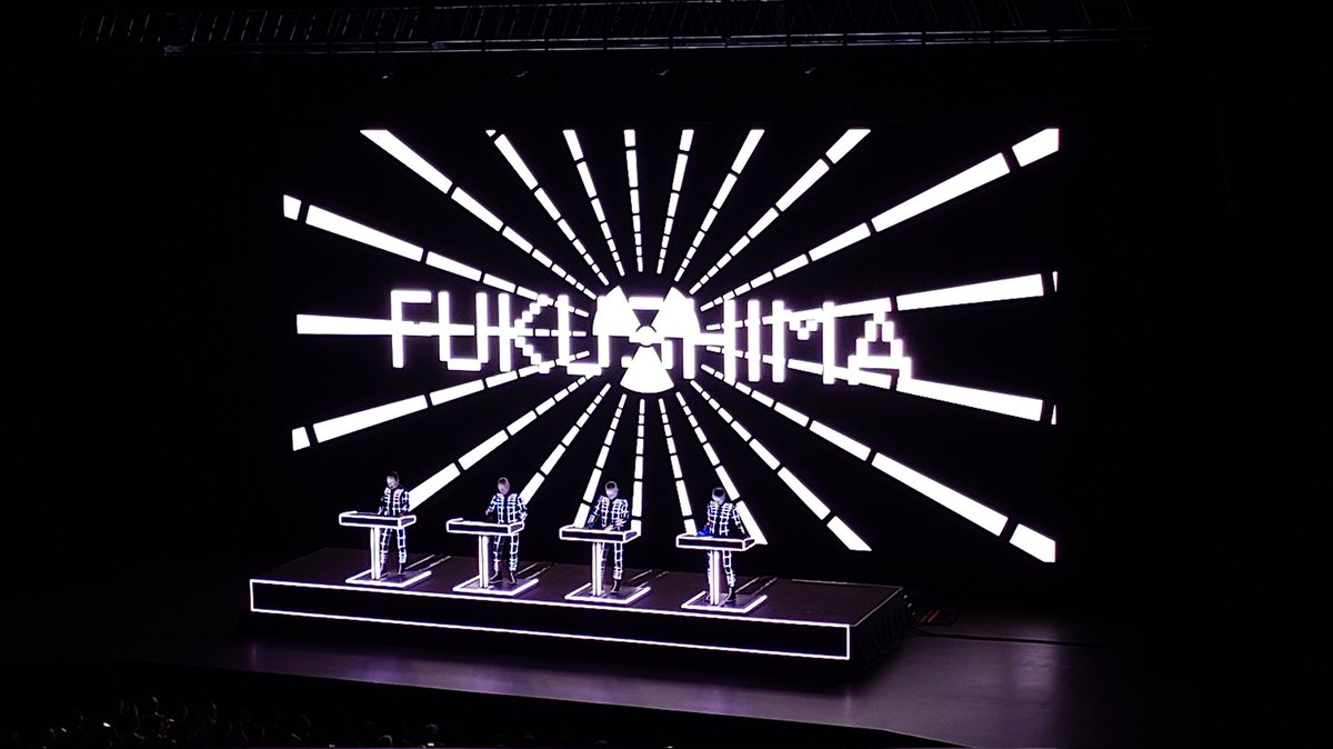 dimamura's tweet photo. Kraftwerk、於、SGCホール有明。明日の公演もあるゆえ詳細は秘すが、何と！立体音響システムによる左右前上から音が「降ってくる」新たな音楽的没入体験。上手壁近くの座席だったことが悔やまれる。アリーナの中央だとどんな風に聴こえたかしら。 https://t.co/Uy144FUcea