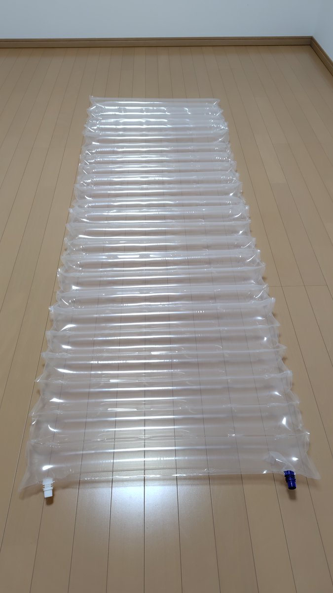balloon802's tweet photo. 膨らみ続ける3ft風船と180cm巨大風船の間に挟まれて爆発まで耐える動画①～③で使用したエアーマット。
廃盤となった646Qに替わるものとして、さらに準備を簡素化したい時のために購入しました。本来は防災用みたいだけど。拘束には向いてないけど、風船ベッドとしての役割は最低限務まりそう。 https://t.co/KK3jtuA0td