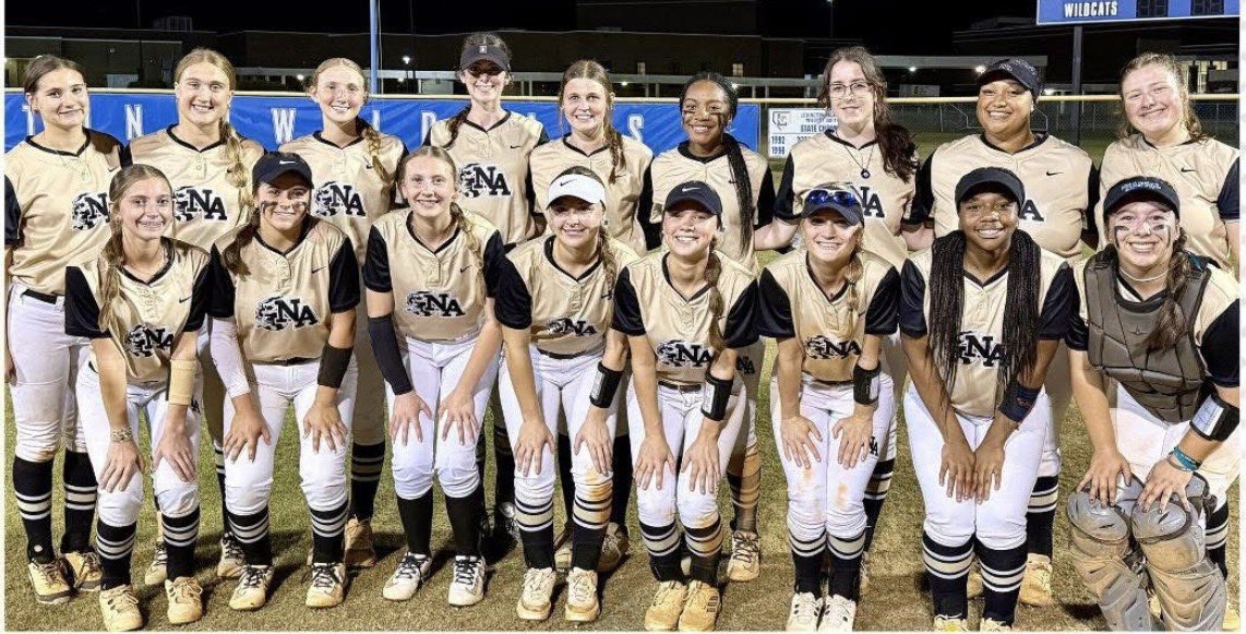 EleanorBrummond's tweet photo. 21-4! We finished the regular season ranked #2 in South Carolina 4A behind #7 nationally ranked Gray. On to playoffs 🐝 🖤💛
18 Starts, 16 Wins, 111 IP, 95 K, ERA 1.39, WHIP 1.20
 @NA_Softball_ @HarvardSB @coachjennyrohn https://t.co/fSB0jyaAD6