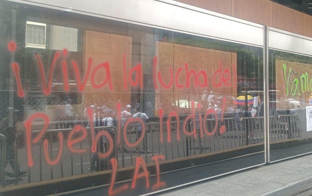 🚨 | URGENTE:

Tras el paso de los izquierdistas invocados por <a href="/petrogustavo/">Gustavo Petro</a> y sus hierbas del pantano en Medellín, las calles de la ciudad quedaron vueltas nada, las paredes rayadas y la infraestructura dañada.

Se alcanzó a observar un concejal petrista de la ciudad, dando