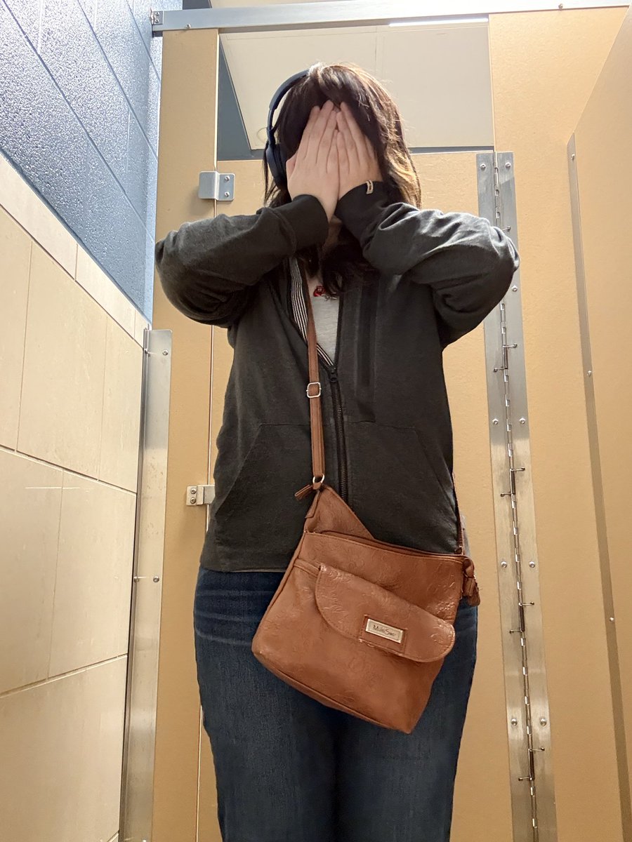 Melodystwt's tweet photo. guhh ended up putting on a jacket my belly is hideous, this is what a weigh in of 170 looks like on 5’7 for those who want an idea https://t.co/VtIpYct8GR