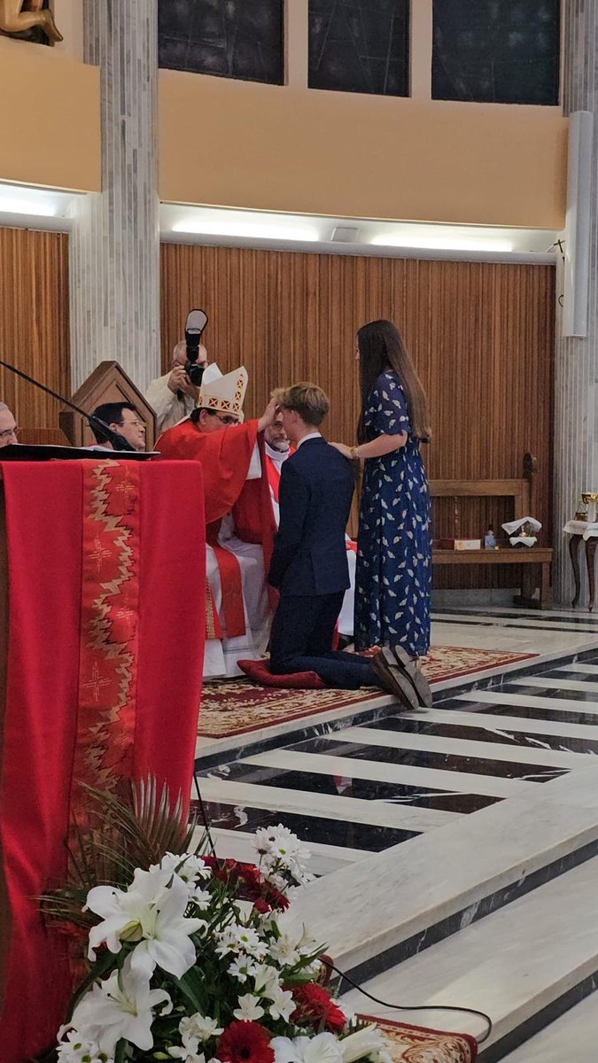 sjcalasanzvlc's tweet photo. 34 jóvenes del Mov Calasanz se han confirmado ✝️en el colegio. D. Fernando Ramón, obispo auxiliar de Valencia, animó los animó a seguir creciendo como discípulos y discípulas de Jesús en la Iglesia, viviendo la fe en comunidad 🥰. 
¡Enhorabuena a todos! ☺️
#sjcalasanzvlc #turaiz https://t.co/YXQcK3RvCf