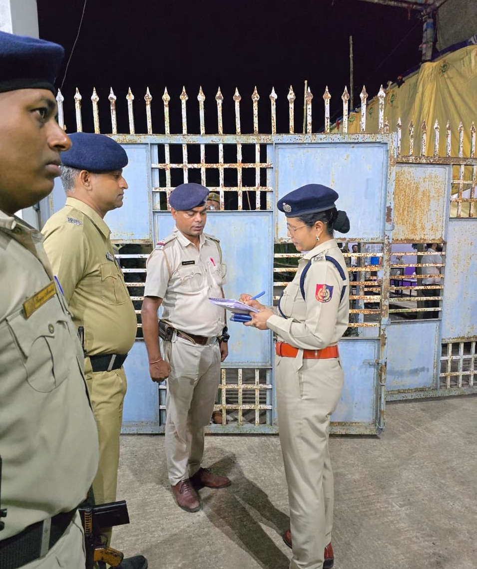 BasirhatD's tweet photo. Today Superintendent of Police, Basirhat Police District, Alaknanda Bhowal, IPS, along with ADM, Basirhat, Sub-Divisional Officer (SDO), Basirhat, Additional SP (HQ), Basirhat PD and  IC Basirhat PS, visited the strong room venues under Basirhat PD to ensure the safety and security of the strong rooms as per ECI guidelines.
Also CBM (Confidence Building Measures), route marches have been conducted with CAPF in various parts of Basirhat Police District.
ECI-এর নির্দেশিকা অনুযায়ী স্ট্রংরুমের নিরাপত্তা নিশ্চিত করতে বসিরহাট পুলিশ জেলার পুলিশ সুপার অলকনন্দা ভাওয়াল, IPS, অতিরিক্ত জেলা ম্যাজিস্ট্রেট (ADM), বসিরহাট, মহকুমা শাসক (SDO), বসিরহাট, অতিরিক্ত পুলিশ সুপার (HQ), বসিরহাট পুলিশ জেলা এবং বসিরহাট থানার ভারপ্রাপ্ত আধিকারিকদের সঙ্গে নিয়ে স্ট্রংরুম পরিদর্শন করেন।
এছাড়াও বসিরহাট পুলিশ জেলার বিভিন্ন এলাকায় CAPF-এর সঙ্গে নিয়ে CBM (Confidence Building Measures) এবং রুট মার্চ পরিচালিত হয়েছে।