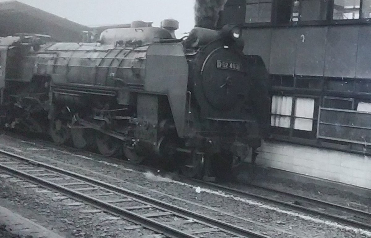 ky49AkznFF10968's tweet photo. D52 403号機
亡くなった父が1964年(昭和39年)6月頃に沼津駅で撮影しました。
#D52の日 #D52 #D52403 https://t.co/jkRM6cxRJD