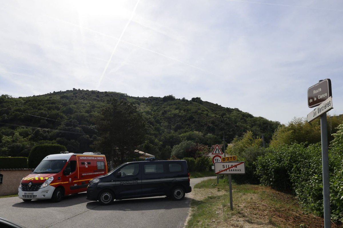 InfosFrancaises's tweet photo. ARDÈCHE : Cinq jeunes âgés de 17 à 20 ans sont morts brûlés dans un accident de la route à Sarras, après la chute de leur voiture dans un ravin de 25 mètres. https://t.co/iueIE4NnFJ