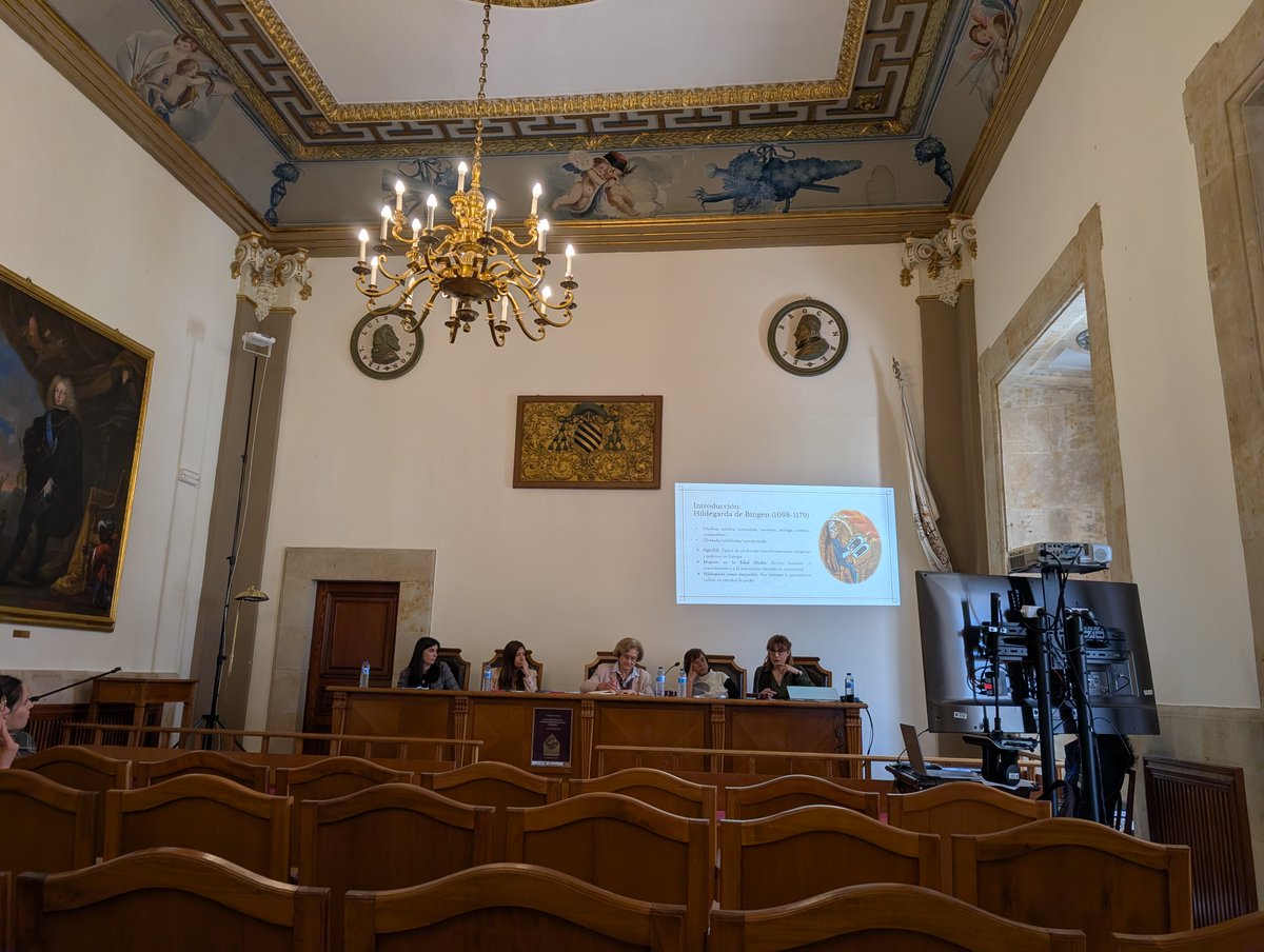 Calbarro's tweet photo. Estupendo  el IV Simposio «Voces Eclipsadas», que ha tenido como tema las  correspondencias femeninas. Lo ha organizado con eficacia prusiana Sofía  Bernardo, por parte de EPERFLIT, en el Aula Magna de mi querida Facultad  de Filología de la Universidad de Salamanca. https://t.co/HvSmWAXU1K