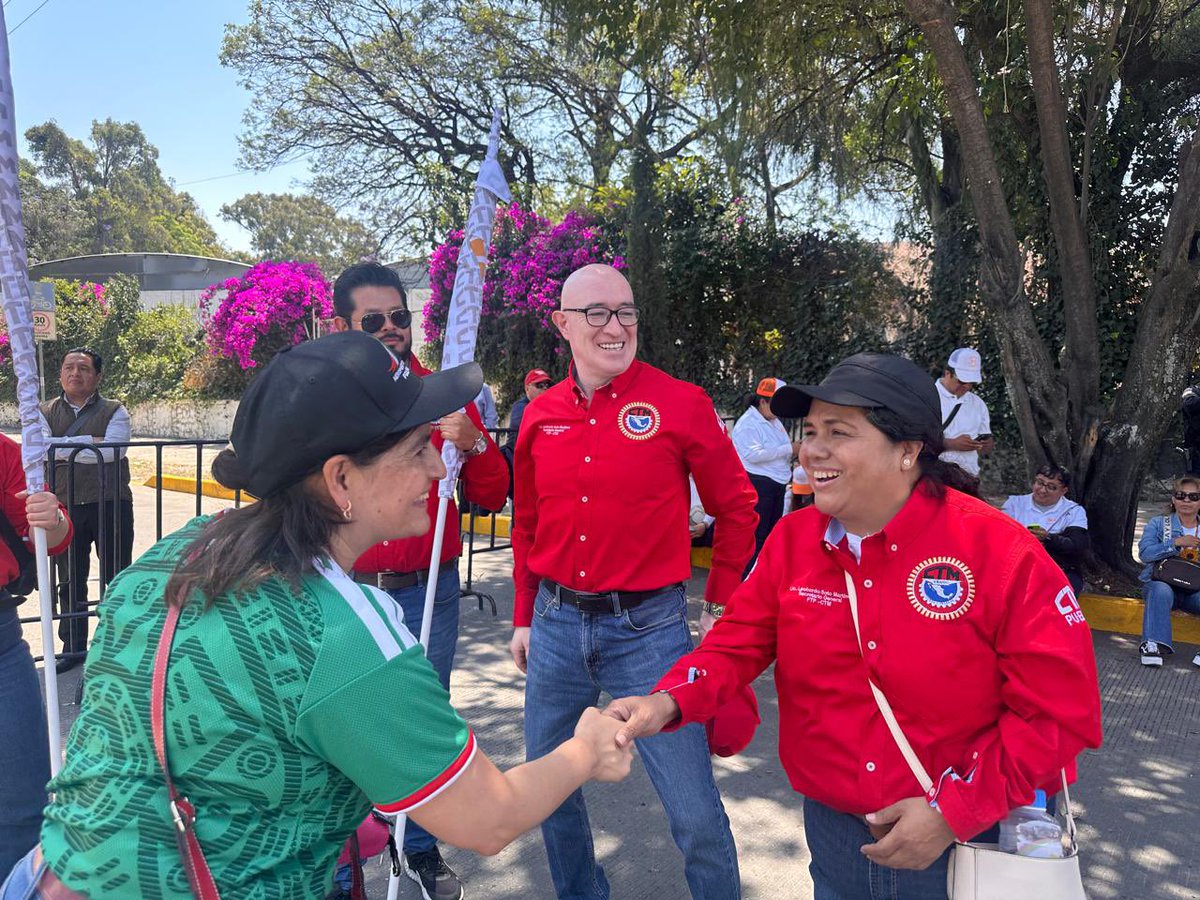 Quien trabaja, construye. Quien construye, transforma.👏

Hoy, en el Día Internacional del Trabajo, acompañamos al Gobernador <a href="/armentapuebla_/">Alejandro Armenta</a> en el Desfile y Ceremonia Cívica Conmemorativa para honrar a quienes sostienen el presente y edifican el futuro de #Puebla

#DíaDelTrabajo