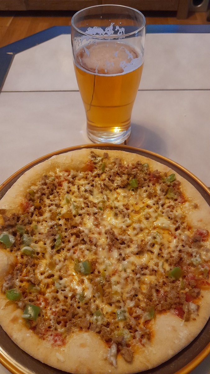 SwedishGamester's tweet image. #DinnerIsServed: Frozen #pizza and a cold #beer! I'm truly having a #LazyDay! 😅