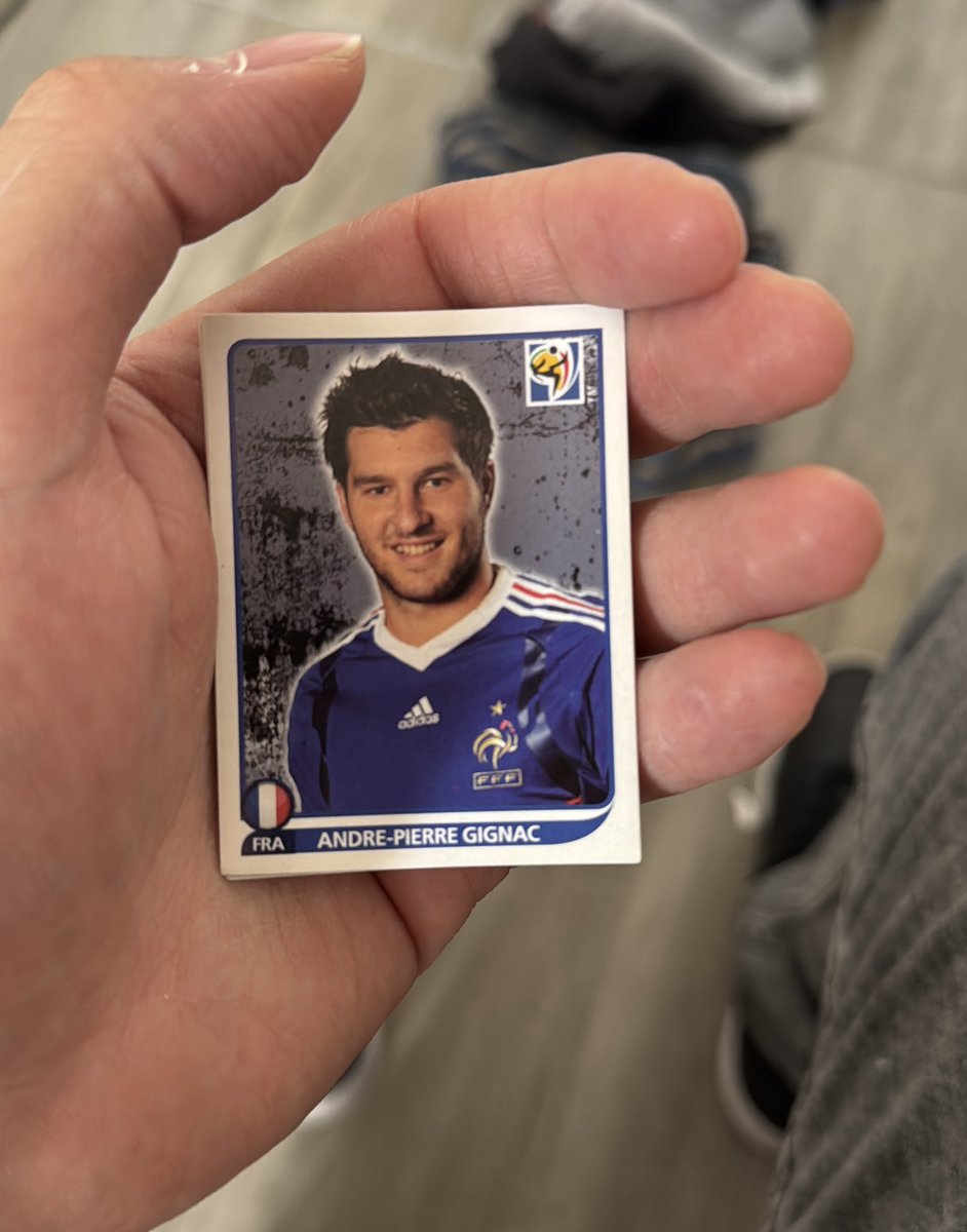 AaronAlvarezM21's tweet photo. @laserdnahuel Yo tengo esa joya en casa 💎 https://t.co/KGOZdtDpJy