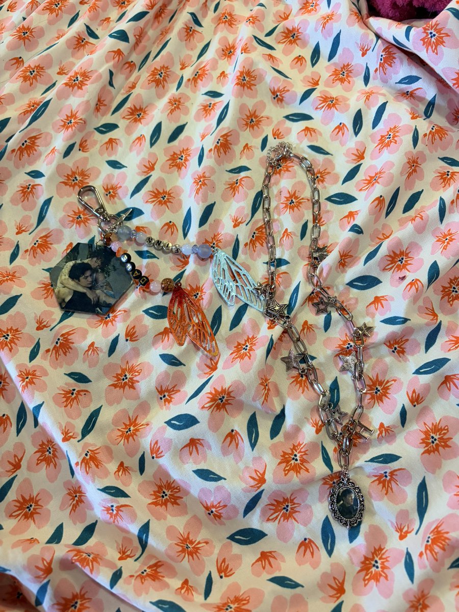 wilmonalways's tweet photo. got the cutest keychain and necklace from depop today https://t.co/6UsGa568JD