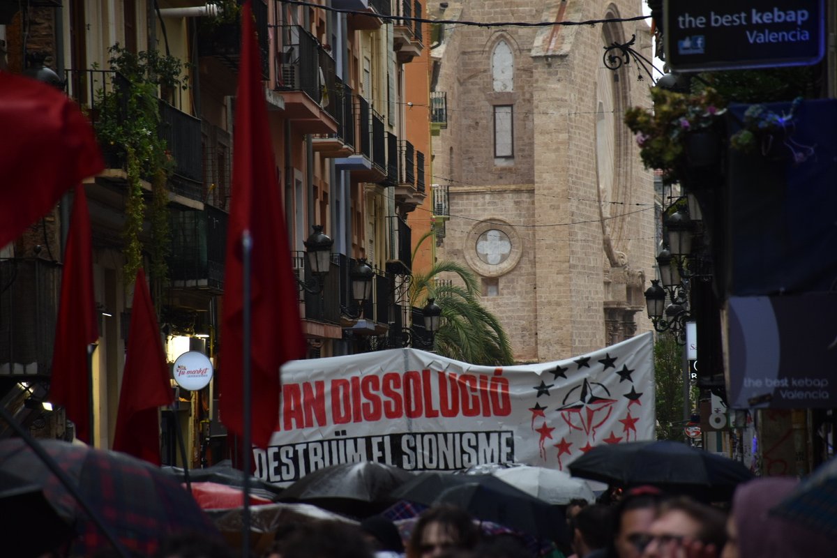 FinallySerx's tweet photo. Per molt que intenten fer-nos creure que la joventut és més reaccionària, ací hi ha un grup cada vegada més nombrós disposat a lluitar per un món sense la misèria capitalista.

Contra la guerra imperialista i el feixisme, treballem per fer del comunisme una alternativa política. https://t.co/LJUr4UyuMS