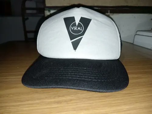 un fenómeno cultural del que se habló poco es de como penetró la gorra viral en el laburante argentino 

hasta hace poco me solia encontrar frecuentemente a tipos de 40 años yendo a laburar con la gorra viral puesta, sin saber que significa