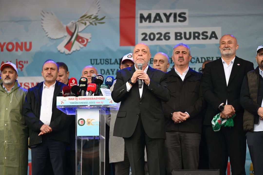 hizmetisbursa2's tweet photo. Uludağ’ın Gölgesinde HAK-İŞ’ten Tarihi 1 Mayıs

HAK-İŞ Bursa’da Sel Oldu Alanlara Sığmadı

HAK-İŞ olarak, 1 Mayıs Uluslararası Birlik, Mücadele ve Dayanışma Günü’nde yoğun yağmur altında Bursa’da tek yürek olduk. Uludağ’ın gölgesinde tarihi bir 1 Mayıs gerçekleştirdik. “Birlik, Mücadele, Dayanışma, Savaşa Hayır” temasıyla, taleplerimizi güçlü bir şekilde dile getirdik.