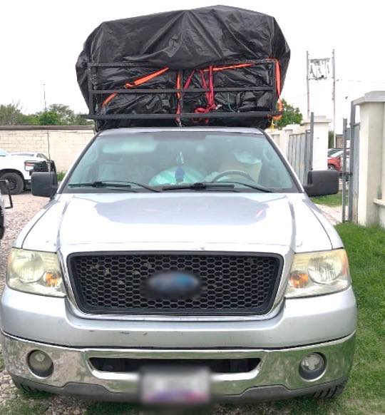EJTO_FAM_GN's tweet image. #COAHUILA
En Cd. Acuña, en el Puente Internacional, elementos de Guardia Nacional @GN_MEXICO_  (GN), al realizar un reconocimiento aduanero a una camioneta procedente de #Texas, detuvieron a dos personas y aseguraron cinco armas de fuego y seis cargadores.