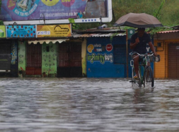 teixeiracds's tweet image. ⛈️O PSB governa o Recife há mais de 15 anos seguidos; só João Campos (PSB) governou de 2021 até abril de 2026, quando renunciou para concorrer ao governo do estado; mas e a população periférica diante da #chuva perde tudo. Veja as fotos 📸do @DiarioPE. 😭
 BASTA DE POUCO CASO!