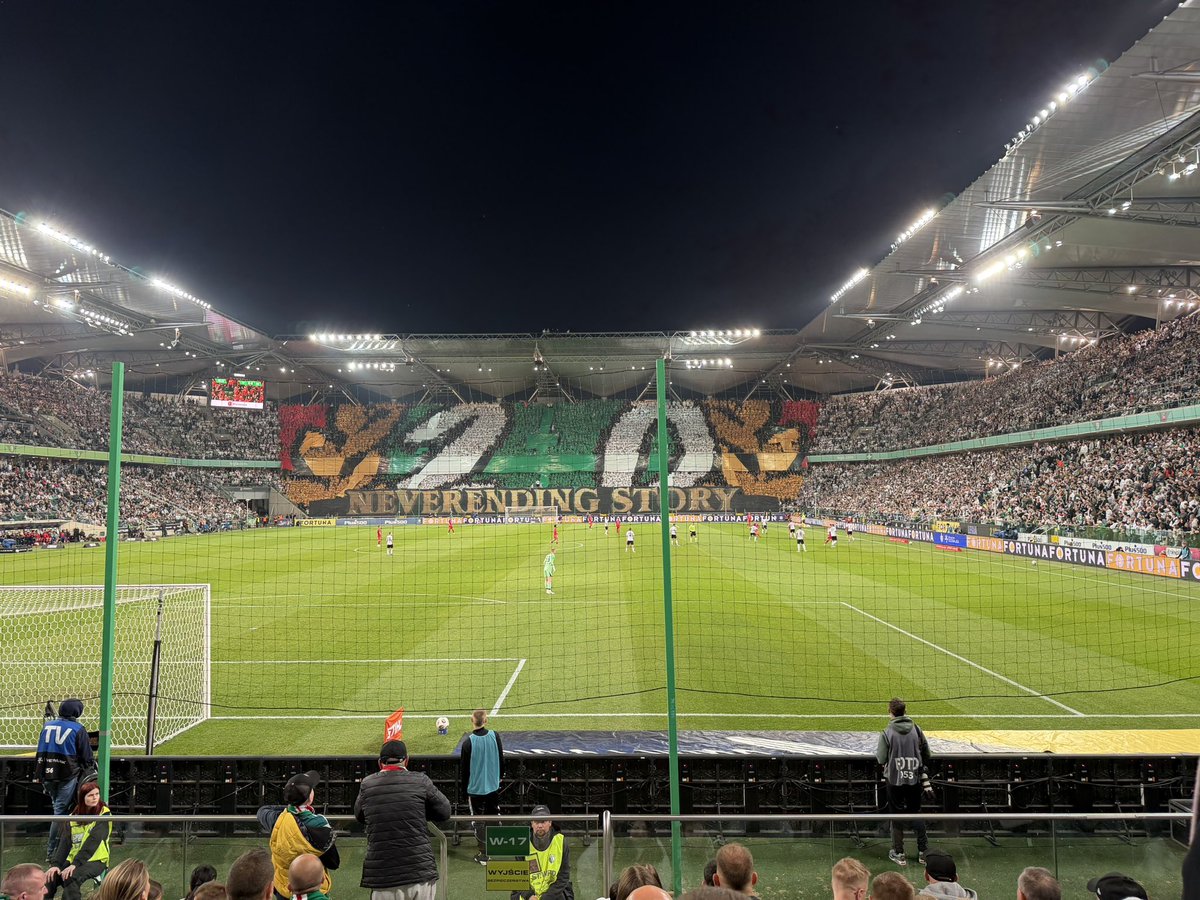 JakubPSP's tweet photo. Była okazja to poszedłem, najsilniejsza liga świata gra najważniejszy mecz kibicowski @LegiaWarszawa  kontra @RTS_Widzew_Lodz 

W koszykówce nie ma żelu i urwanych nóg po pstryczku w nos. 

Natomiast oprawa Legii to kosmos! 
 
#pzpn https://t.co/xjtWWgfMOs