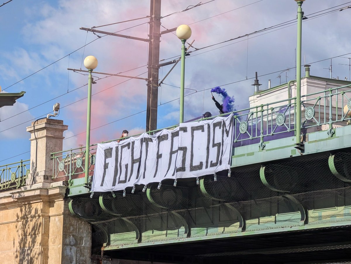 msulzbacher's tweet image. Banner drop #Mayday #Wien #1Mai