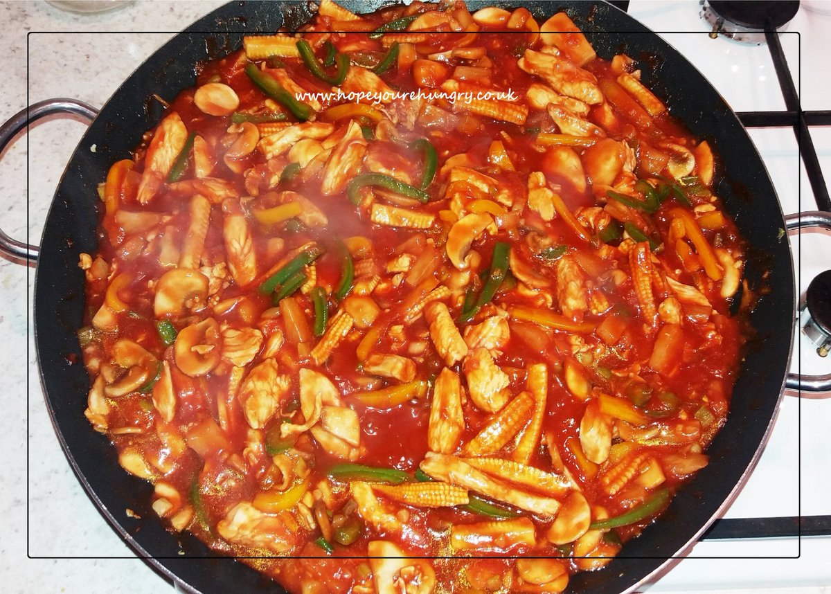 re_hungry's tweet image. Happy #Friday lovely Hungrys! It's been a busy week, so it's my swift &amp;amp; saucy Sweet &amp;amp; Sour Chicken for dinner - recipe here: hopeyourehungry.co.uk/friday-night-f… A fabulously filling feast for four, ready in under 30 minutes - delicious! Stay hungry! ;) x #bakeithappen #recipes #easymeals