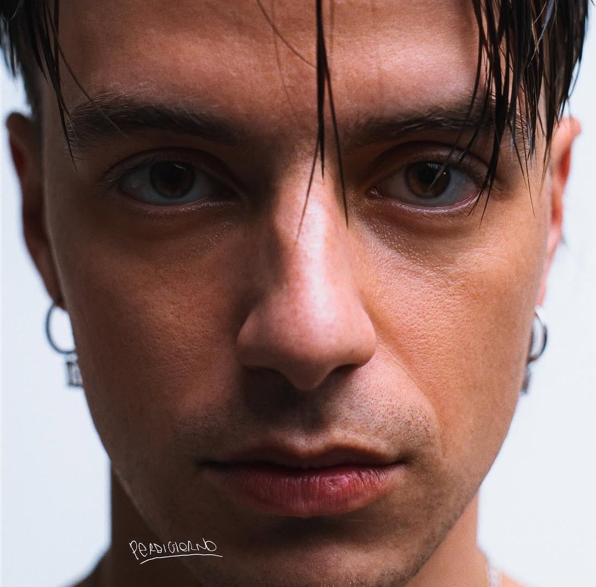Jasmine07568833's tweet photo. “sui cavi dell'elettricità, perdo l'equilibrio e cado sempre più giù
vorrei chiamarti amore peró è come se mi manca la voce
ubriaco al karaoke a gridare la nostra canzone” - Colore https://t.co/5E87rPDBVi