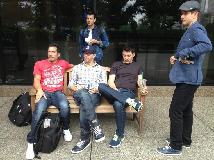 ZimPeggy's tweet photo. Have great friday 🙂 #FlashbackFriday the #BhSisters #BHFamily #JordanGirls #JordanKnight @DonnieWahlberg #JonathanKnight #JoeyMcintyre #DannyWood @NKOTB
Love you guys ❤️🧡💛💙💚
#LoveEternal ♾️
#SpreadLoveAndLoveWillSpread ❤️
#Thankful 
#StaySafe #TakeCare 🙏
🤖❤️♾️💫✨️🤘 https://t.co/4sjeCe8T8j