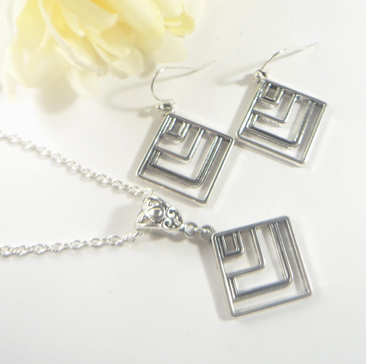 valroseshowers's tweet image. Silver Square Geometric Jewelry Set: Geometric Earrings &amp;amp; Necklace tuppu.net/fe1706c6 #NewMexico #SantaFe #EtsyShop #EtsySeller #GiftsForWomen
