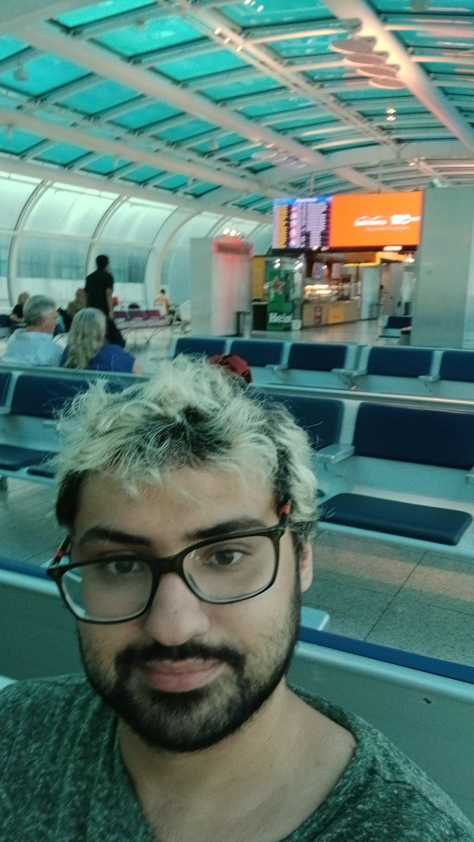 Estou no Santos Dumont,  querem algo?