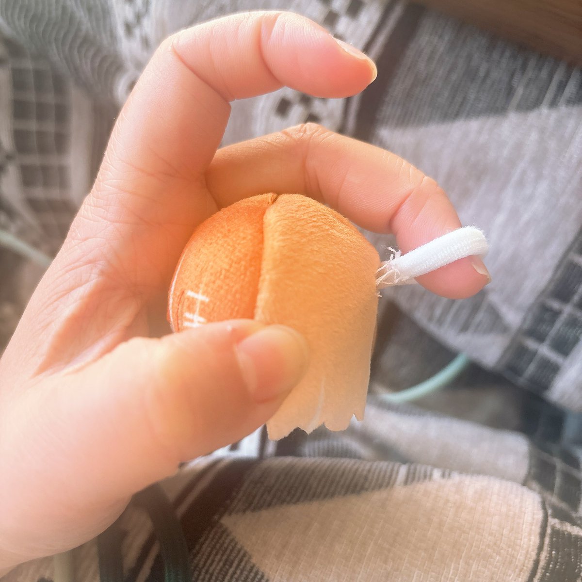 mofupdayo's tweet photo. 学マス公式さんのぬいリング、ちょっとお出かけする時に1回つけてみただけで結構ほつれてたから作りがちょっと弱いかもしれないです😖(2枚目と3枚目)

縫い縫いしたら大丈夫そうですが...!
みなさんなくしたりしないように気をつけてくださいね😖 https://t.co/d5fICo1B3s