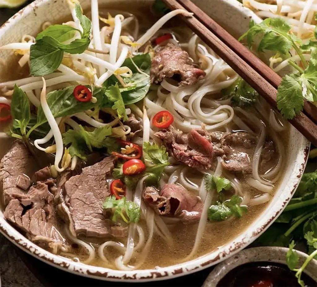 TableEtVibes's tweet image. Pho 🍜🇻🇳

Né au nord du Vietnam au 18e S.

Influences locales… et françaises (le bœuf).

Le pho, c’est un bouillon longuement mijoté: gingembre, anis étoilé, cannelle…
servi avec du bœuf ou du poulet,
et des herbes fraîches.

❤️ Le goût du temps

#Pho #Vietnam #CuisineDuMonde
