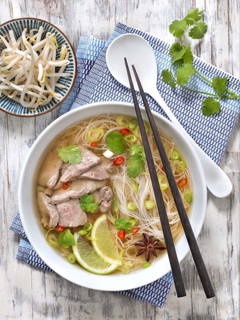 TableEtVibes's tweet image. Pho 🍜🇻🇳

Né au nord du Vietnam au 18e S.

Influences locales… et françaises (le bœuf).

Le pho, c’est un bouillon longuement mijoté: gingembre, anis étoilé, cannelle…
servi avec du bœuf ou du poulet,
et des herbes fraîches.

❤️ Le goût du temps

#Pho #Vietnam #CuisineDuMonde