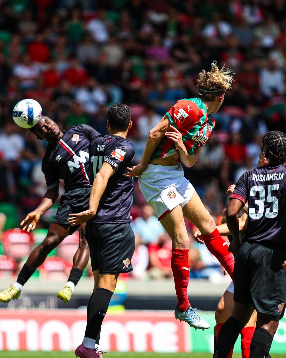 LegionCatracha's tweet image. #Portugal 🇵🇹 Bryan Rochez se cuela en la celebración de campeonato del Maritimo! El hondureño fue titular para el @leixoessad que cayó ante el líder 3-2

 Bryan Rochez salió al 63” y como dato curioso, uso en su espalda el nombre de su mama! Doña Rosa Amelia 🌹