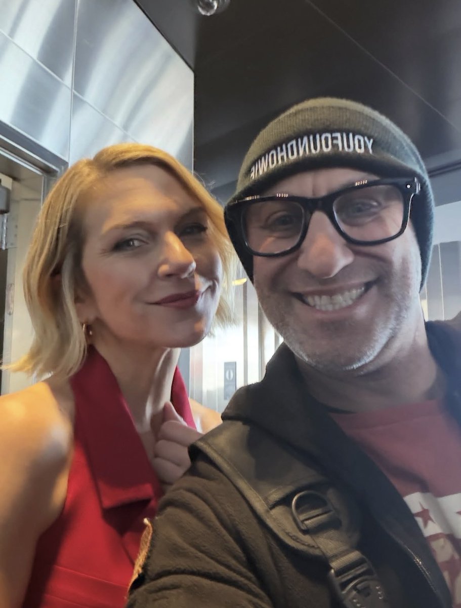 Rhea Seehorn posing with a fan today at the Empire State Building