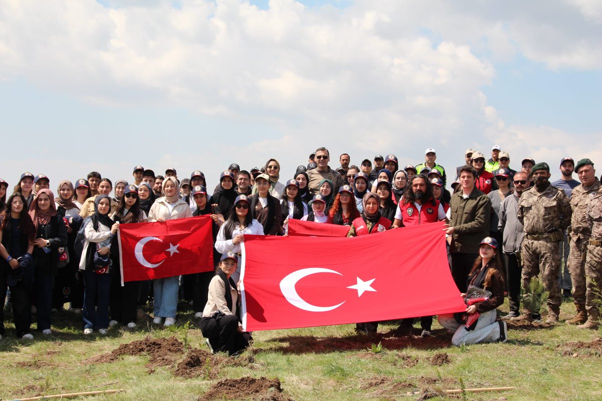 KayseriKYGM's tweet photo. 📍 Şule Yüksel Şenler Yurdu
📍Melikgazi Yurdu

Kayseri İl Emniyet Müdürlüğümüz tarafından düzenlenen “Şehitlerimiz İçin Bir Fidan, Geleceğe Bin Nefes” projesi kapsamında öğrencilerimiz ile birlikte fidan dikim etkinliğine katıldık. ✨ https://t.co/TKOOLdw1hT
