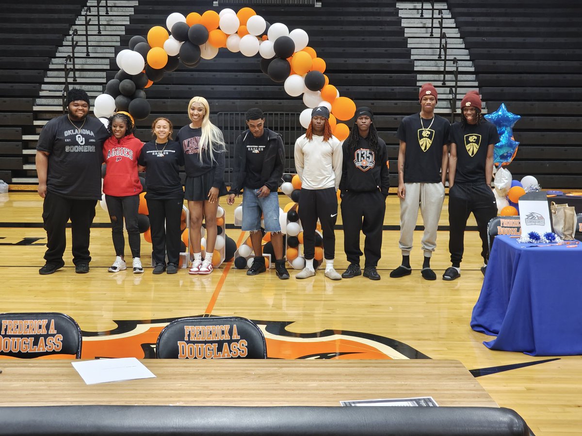 CoachTurner363's tweet photo. Trojans signing today!!
#trojannation #prideoftheeastside https://t.co/lCDyYJ76bW